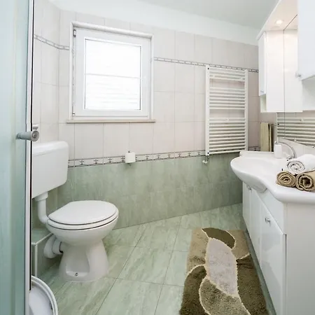Family Friendly House With A Swimming Pool Nerezisca, Brac - 20132 Feriehus *